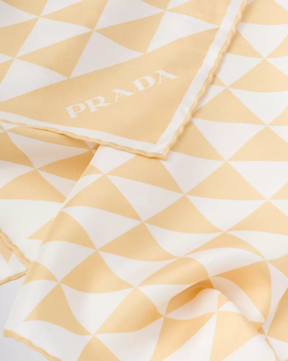 Shop Prada Bedruckter Schal Aus Twill Weiß/Platin