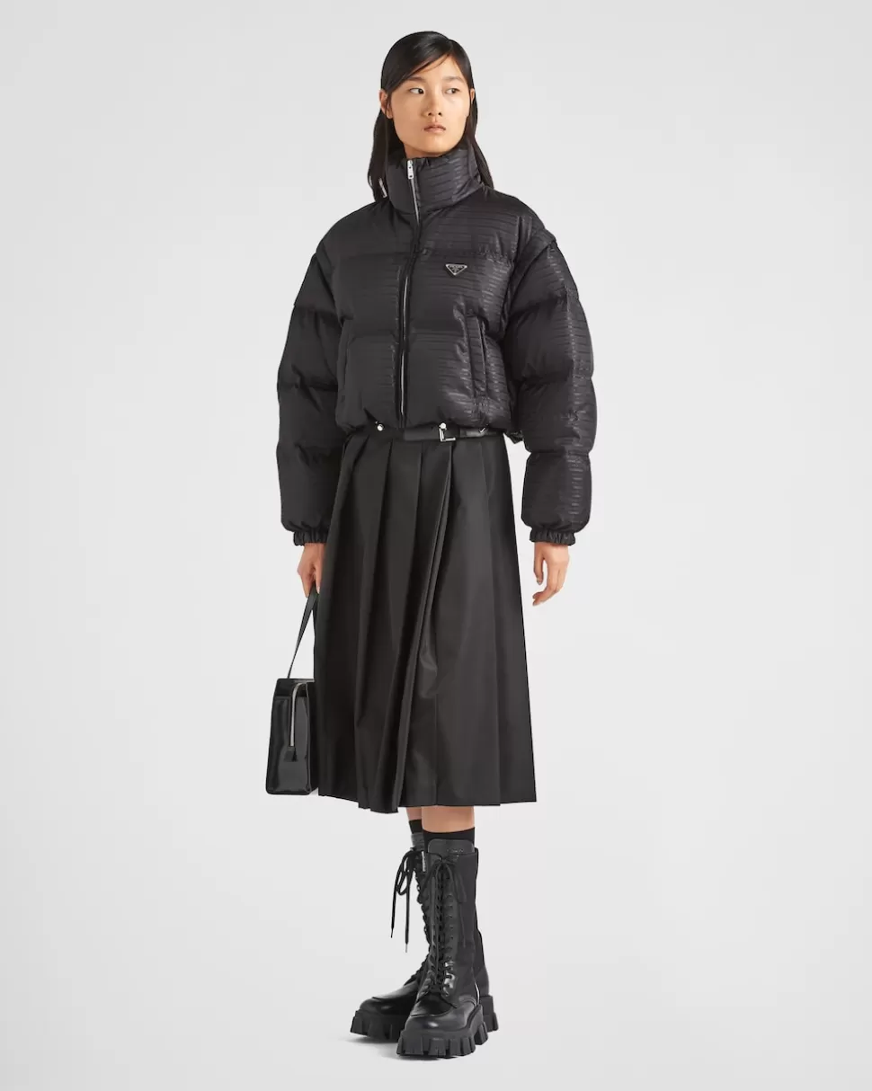 Shop Prada Kurze Daunenjacke Mit Kapuze Aus Re-nylon Schwarz