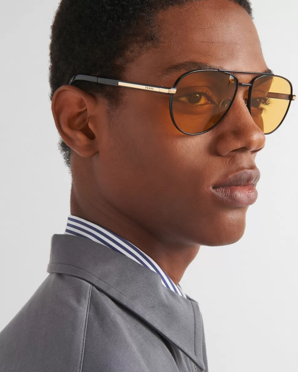 Discount Prada Sonnenbrille Mit Ikonischer Plakette Aus Metall
