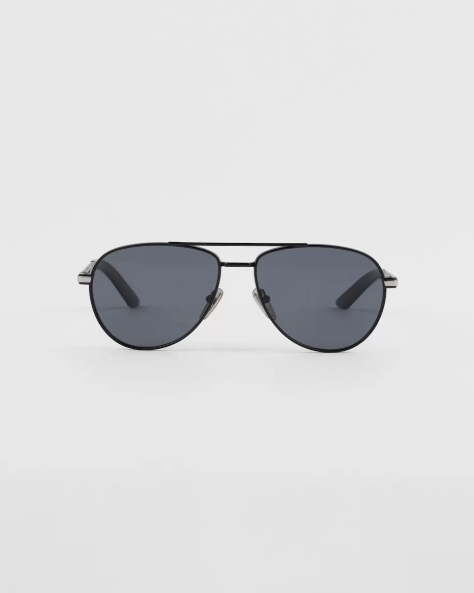 Store Prada Sonnenbrille Mit Ikonischer Plakette Aus Metall PolarisierteGläserInSchwarz