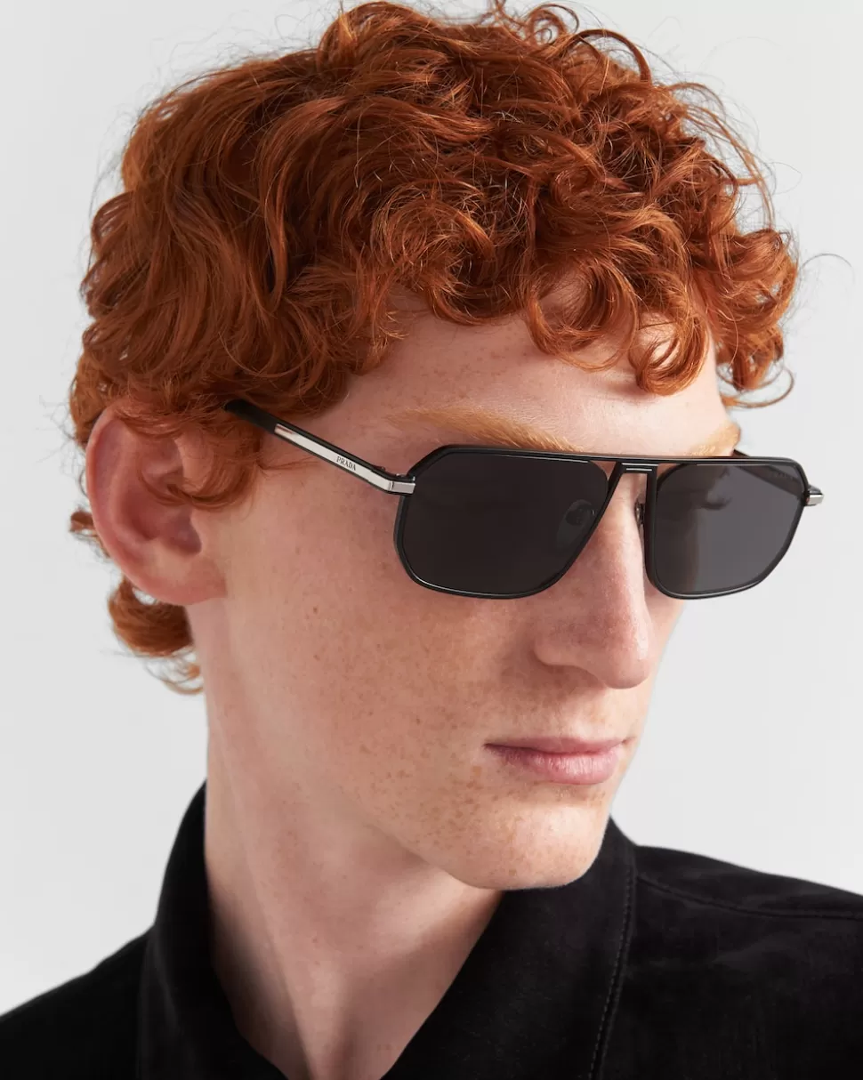 Discount Prada Sonnenbrille Mit Ikonischer Plakette Aus Metall GläserInSchiefergrau