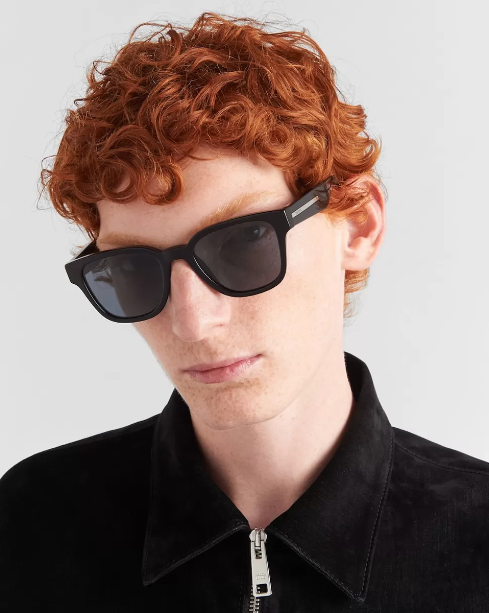 Shop Prada Sonnenbrille Mit Ikonischer Plakette Aus Metall KristallgläserInGrafit