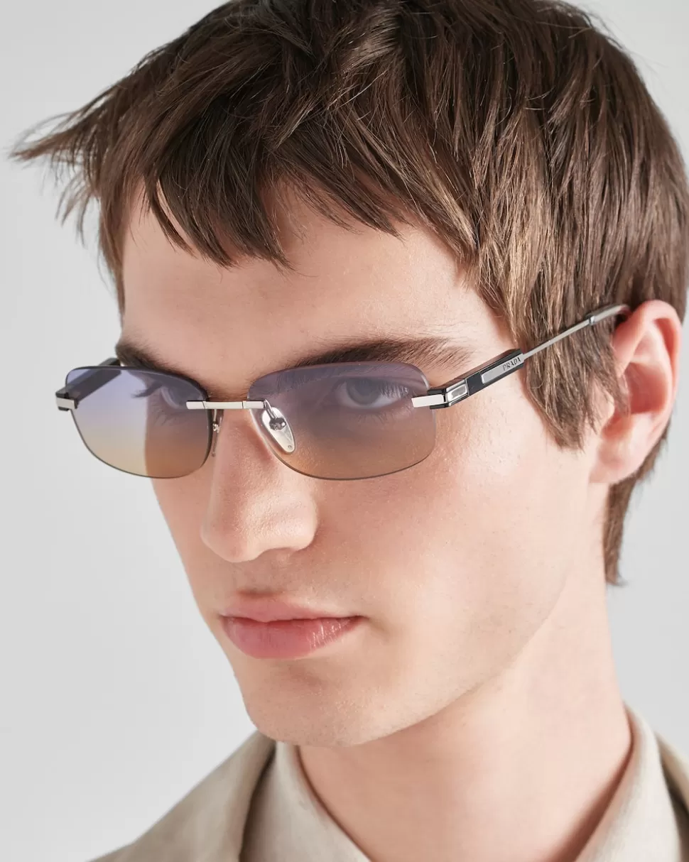 Best Sale Prada Sonnenbrille Mit Ikonischer Plakette Aus Metall IrisfarbengetönteSonnenbrillengläser