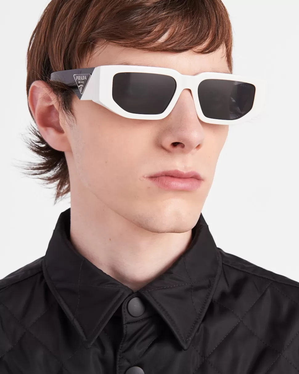 Shop Prada Sonnenbrille Mit Triangolo-logo GläserInSchiefergrau